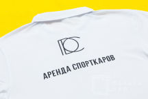 Белые футболки-поло с логотипом в виде геометрических фигур