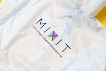 Белые дождевики с логотипом «MIXIT»