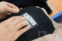Двухцветные брюки с текстом «Digis»